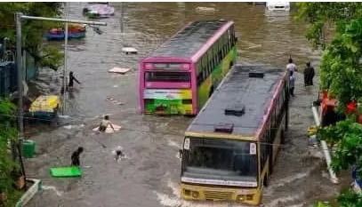 暴雨侵袭！印度大港面临运输和清